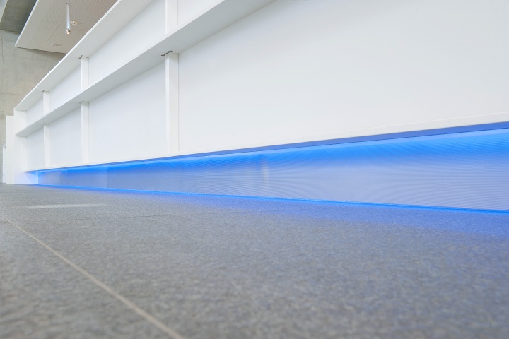 Foto EVAG-Kundencenter: Detail Sockel LED-Linie